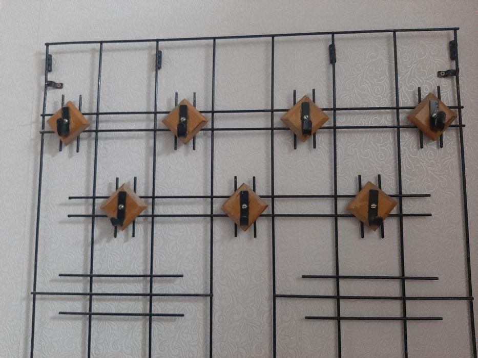 Вешалка. Б/у. Крепкая.