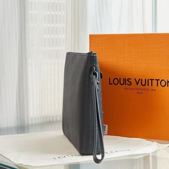 Чанта Louis Vuitton Takeoff Pouch