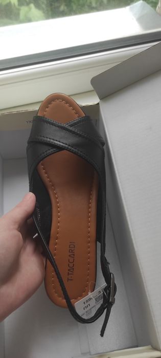 Продам новые босоножки .