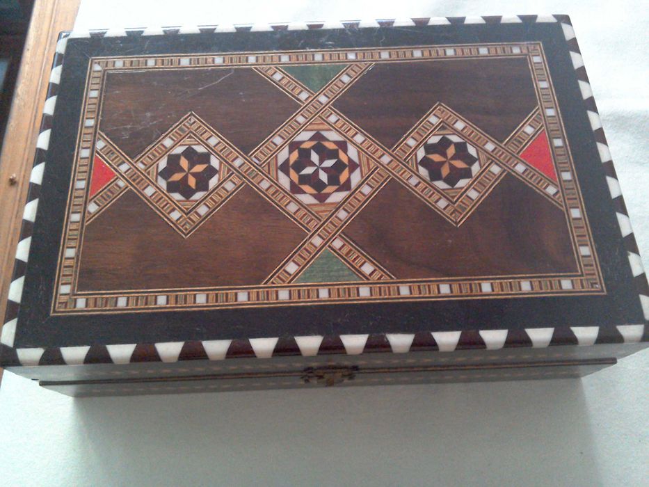 Joc șah cu toate piesele, casetă intarsii, furnir lemn exotic