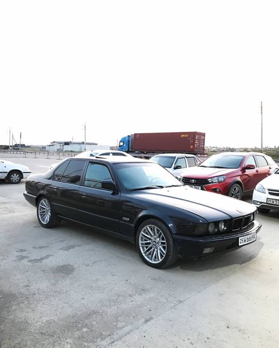 BMW E32 735i sotiladi