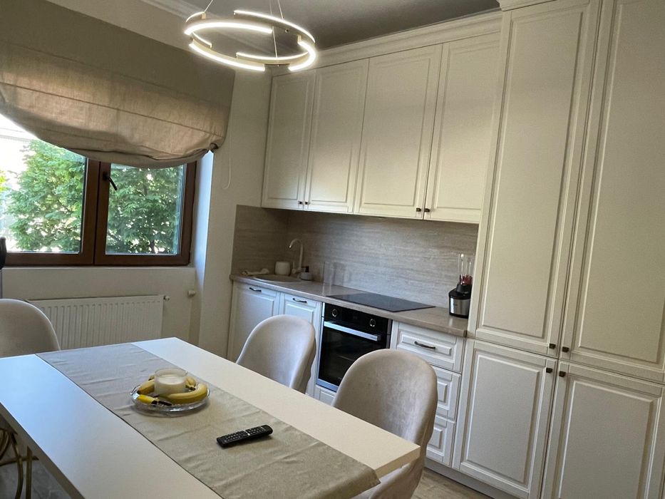 Apartament in casa (asociatie) 2 etaje, semicentral, camere decomandate