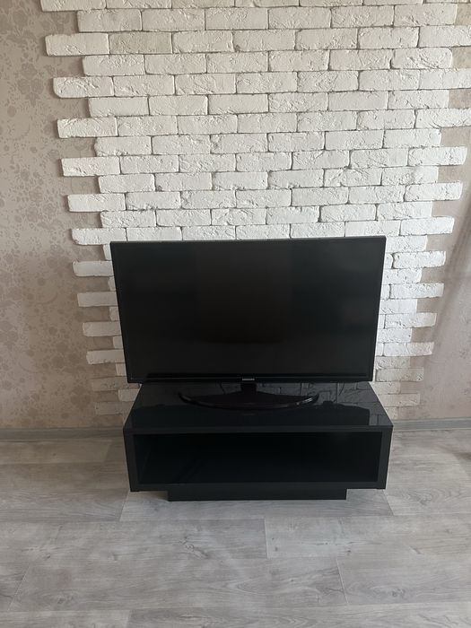 Мебель для гостиной: Тумба под телевизор, стол журнальный, диван