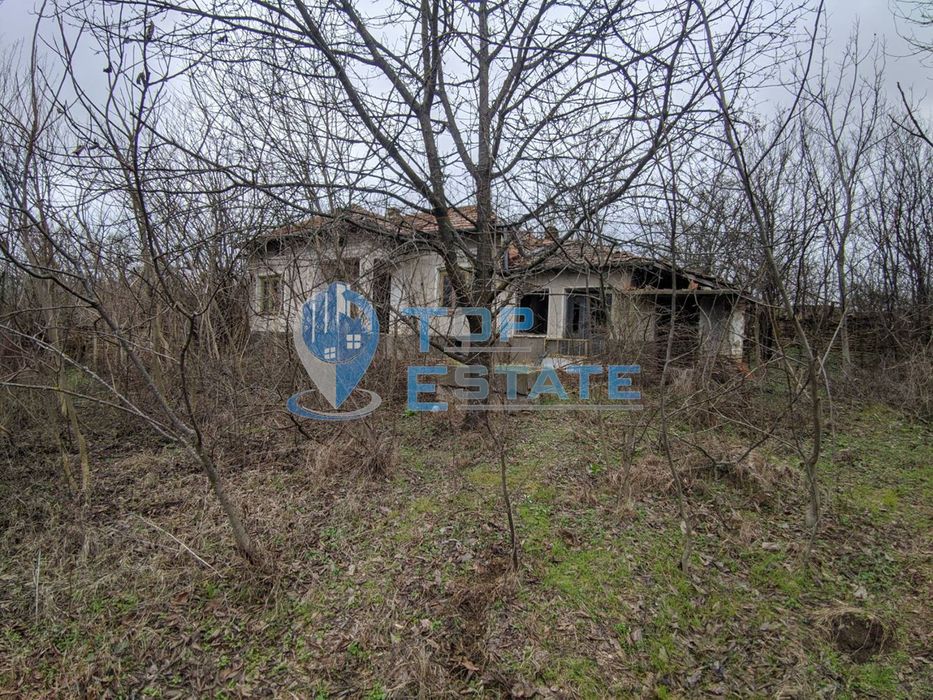 Парцел със стара къща в село Долна Липница