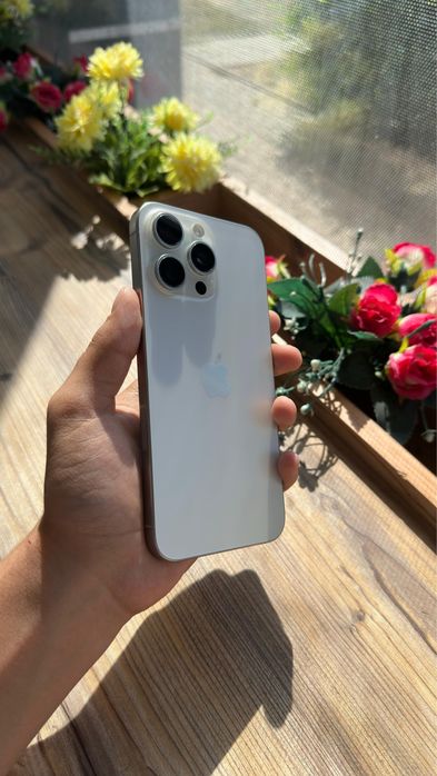 White Iphone 15 Pro Max