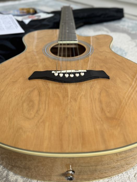 Акустическая Гитара Adagio с набором аксессуаров.