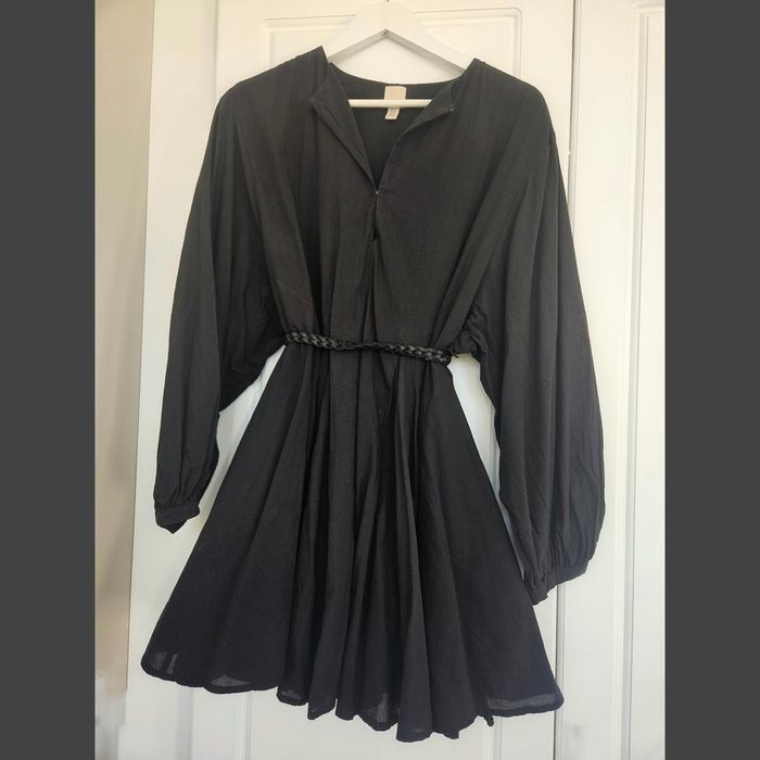 Черна рокля H&M.