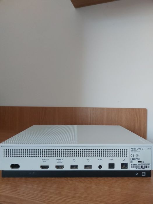 Vând Xbox One S de 1T