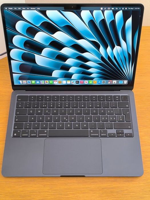 MacBook Air 13 M3 (8/256 GB)