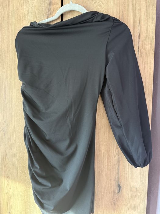 Rochie scurta eleganta pe umar.