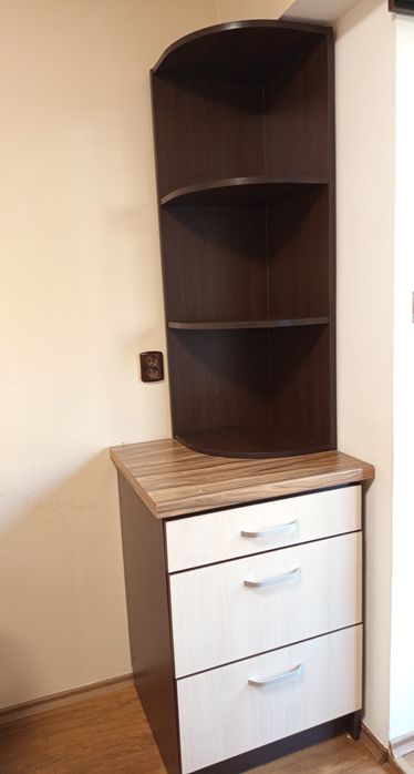 Скрин Шкаф с три чекмеджета и надстройка