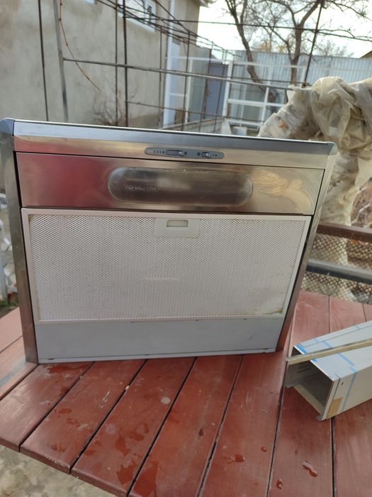 Продам вытяжку  почти новая