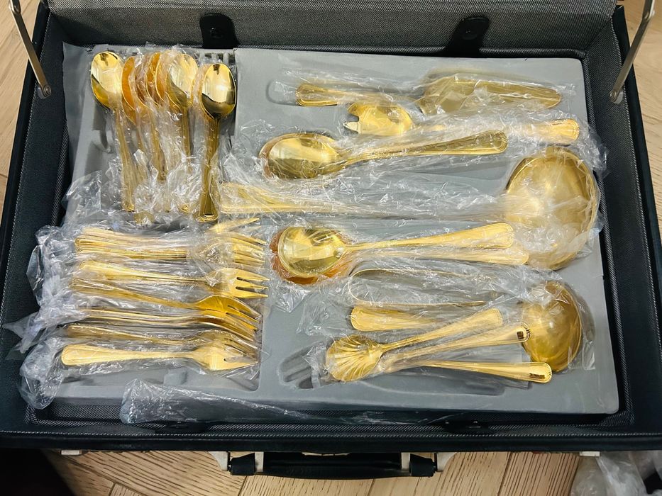 Set tacâmuri( linguri, furculițe, cuțite, tacâmuri pt servit) pt 12 persoane