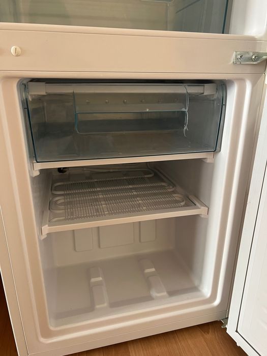 Хладилник с долен фризер Crown