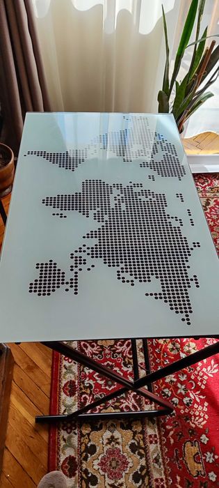 Стъклено бюро с мотив на карта на света