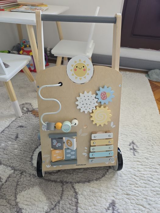 Antemergator  din lemn cu activitati educative