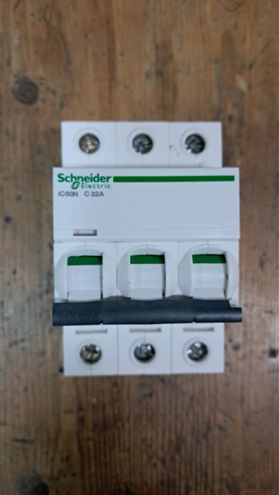 Триполюсни автоматични прекъсвачи  Шнайдер