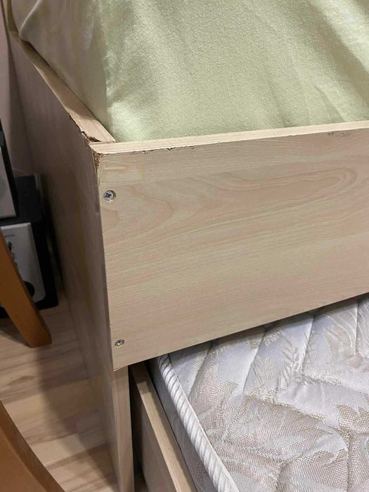 Продавам двойно легло тип сандвич с матраци вградена ракла и шкаф