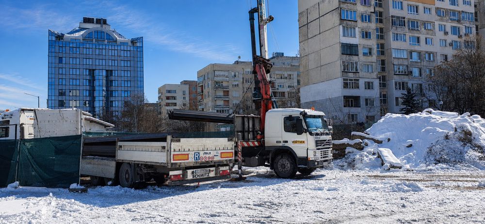Бордови камион с кран под наем Volvo FM12 380