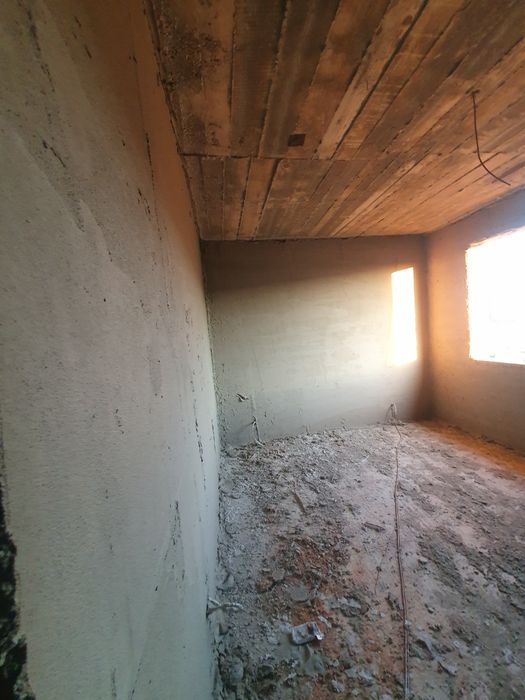 Executam tencuiala mecanizata , sape fluide de ipsos