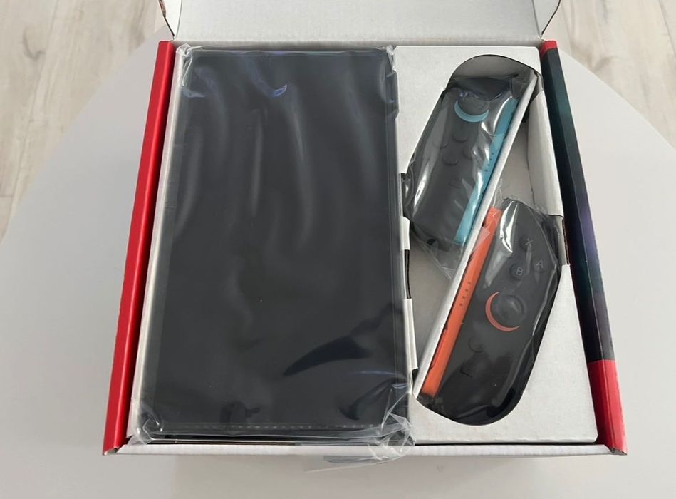 Vand Nintendo Switch 2 în garanție, cu folie de protecție aplicata.