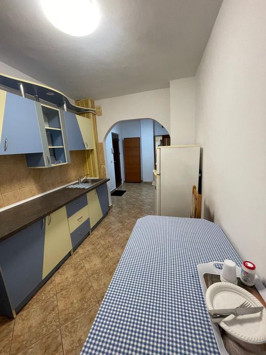 Inchiriez apartament 2 camere
Apartamentul este complet mobilat si utilat. 
Detine