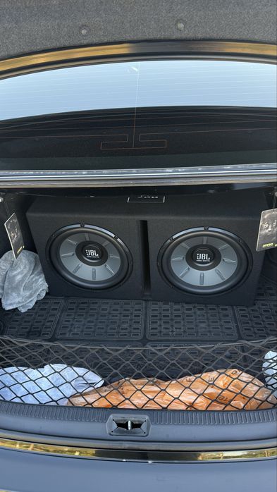 Продам сабвуфер JBl оригинал