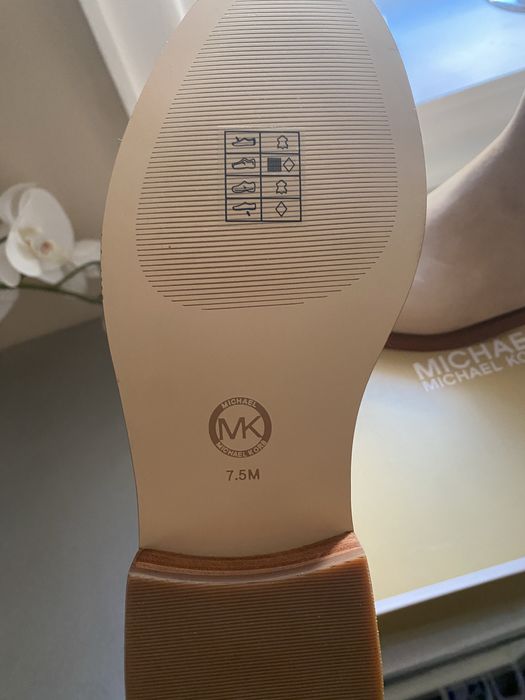 Ghete Mickael Kors noi in cutie