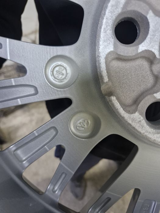 Камри 70 оригинал R18 комплект