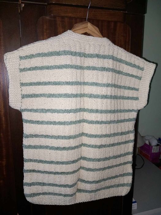 Два броя елеци от вълнена прежда