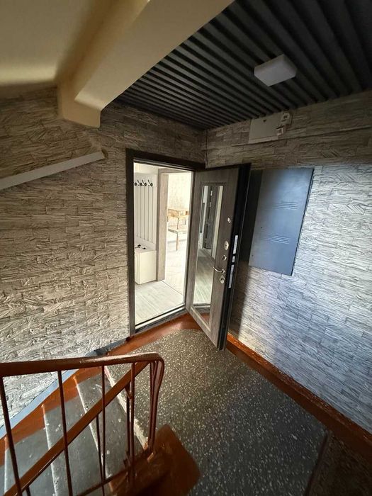 Микрорайон. Продается 4-х комнатная квартира, 2-й этаж, новый ремонт.