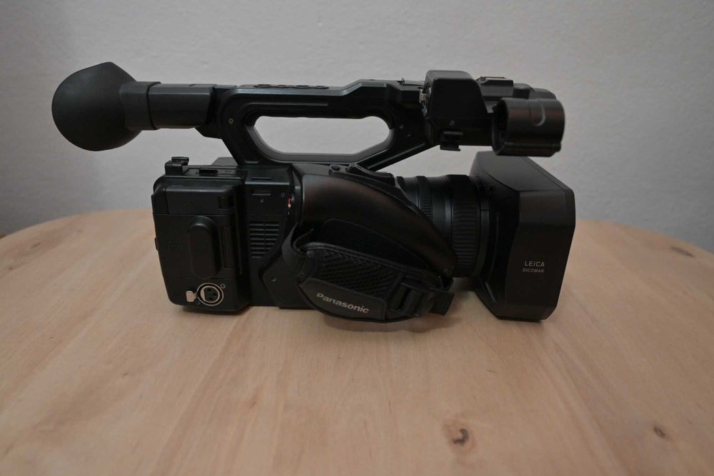 Vind camera video Panasonic UX AG 90 obiectiv Nikon  24-70 F.2.8