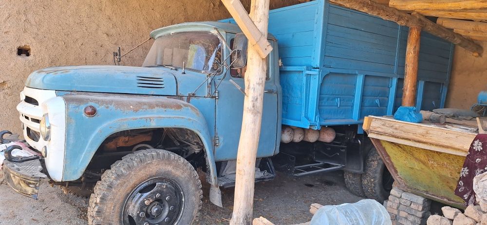 Зил сотилади бахмалда,