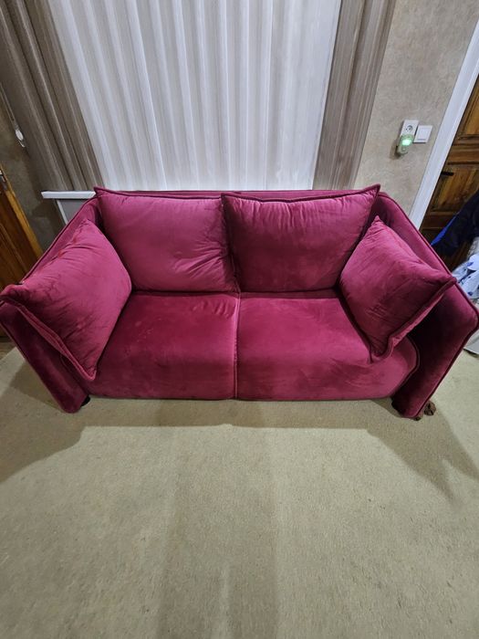 красный мйагки диван