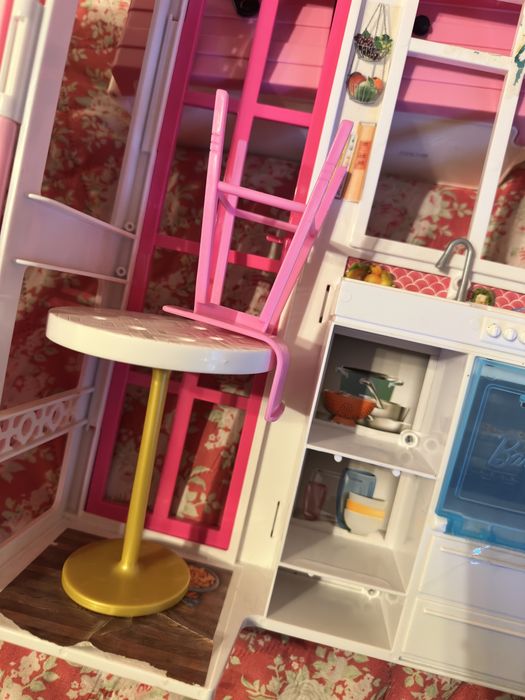 2 Papusi Barbie + casuta si mobilier