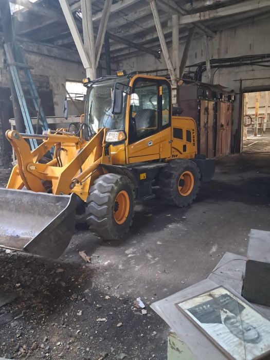 Трактор погрузчик