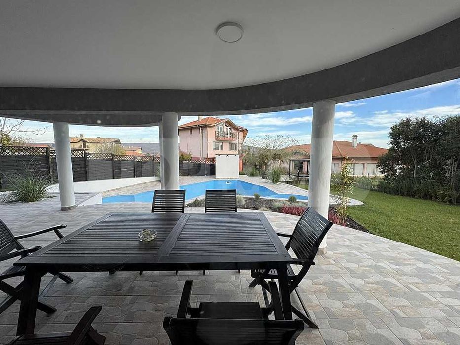 Просторна къща с басейн в село Рогачево