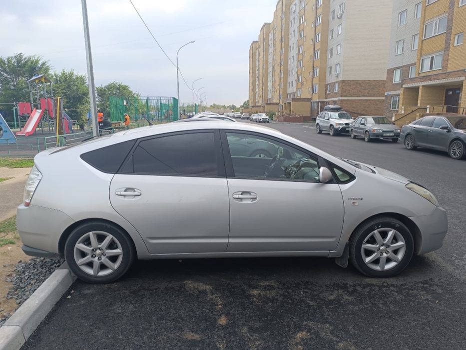 Автомобиль тойота приус