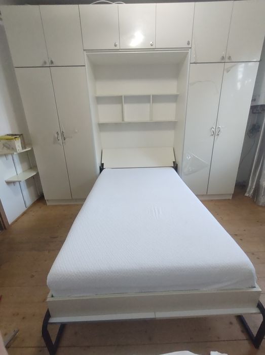 Set mobilier dormitor pat incorporat in mobila