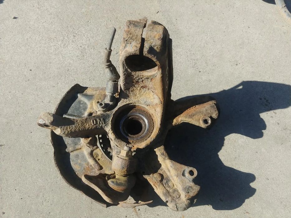 fuzeta stanga  fata vw golf 4 1.9 tdi