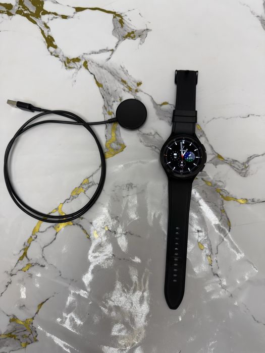 Galaxy Watch 4 Classiic 46 mm в отличном состоянии