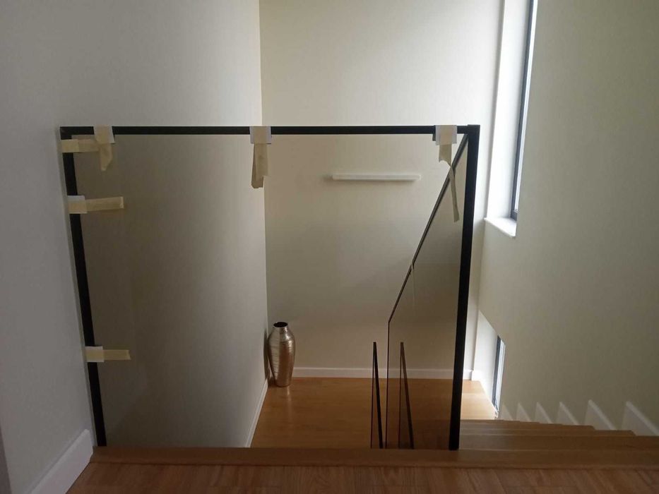 balustrada din sticla securizata prinsa in conectori