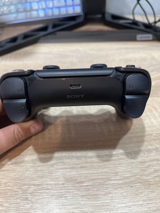 Vand maneta neagra pentru ps5
