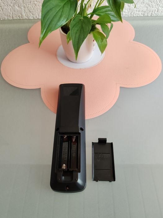 Vând telecomandă originală Yamaha PianoCraft MCR-E410 (WH25640)