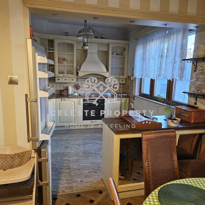 Дава се под наем Тристаен апартамент в София, Център - 100 кв.м за 900 € - Снимка #1