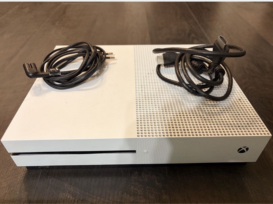 Urgent vand xbox one s de 500 gb cu 16 jocuri