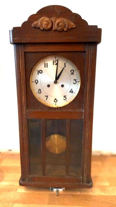 стар автентичен стенен часовник с гонг на цял и половин час