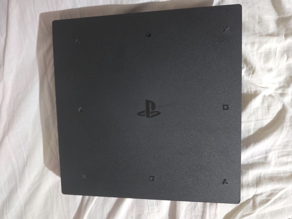 Vând PlayStation 4 pro
