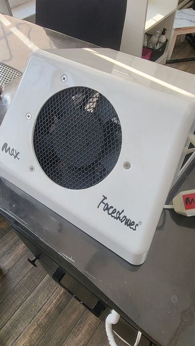 Продаются: 2 пылесоса и лампа