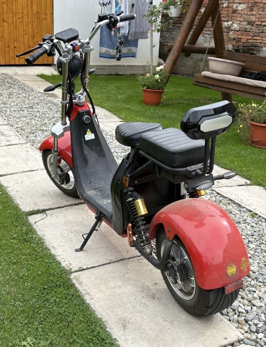 Scuter electric rosu